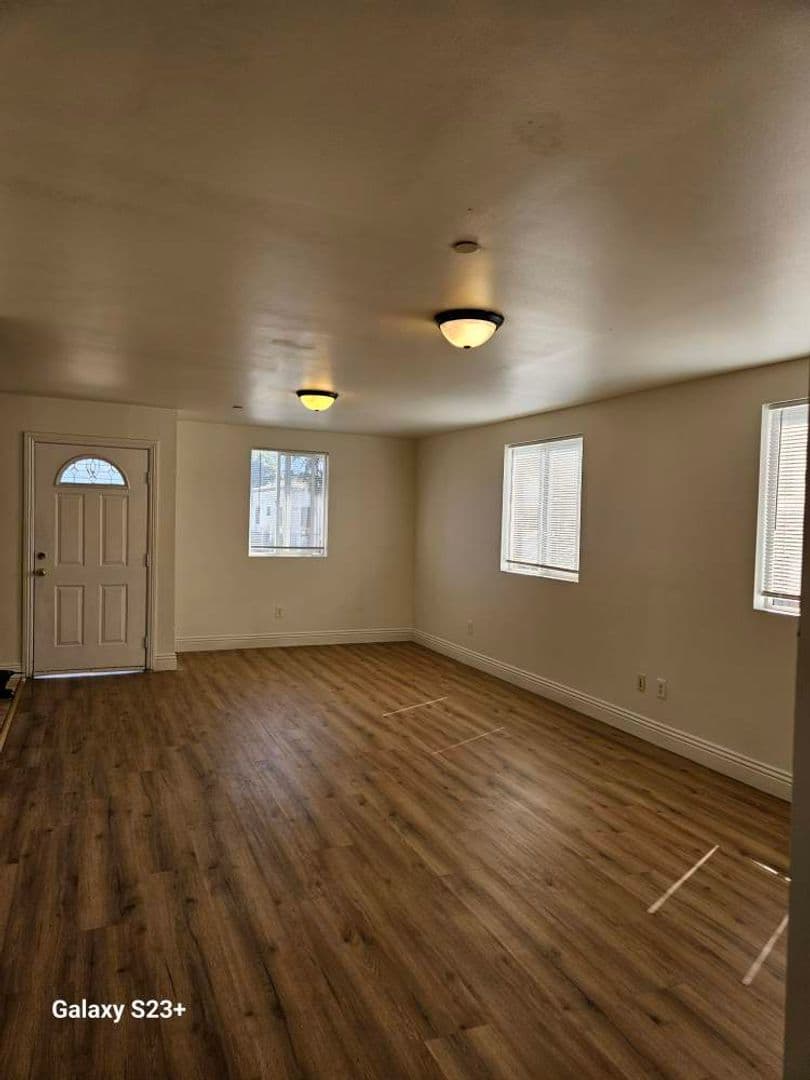 Los Angeles Apartment: 831 e 80th st
