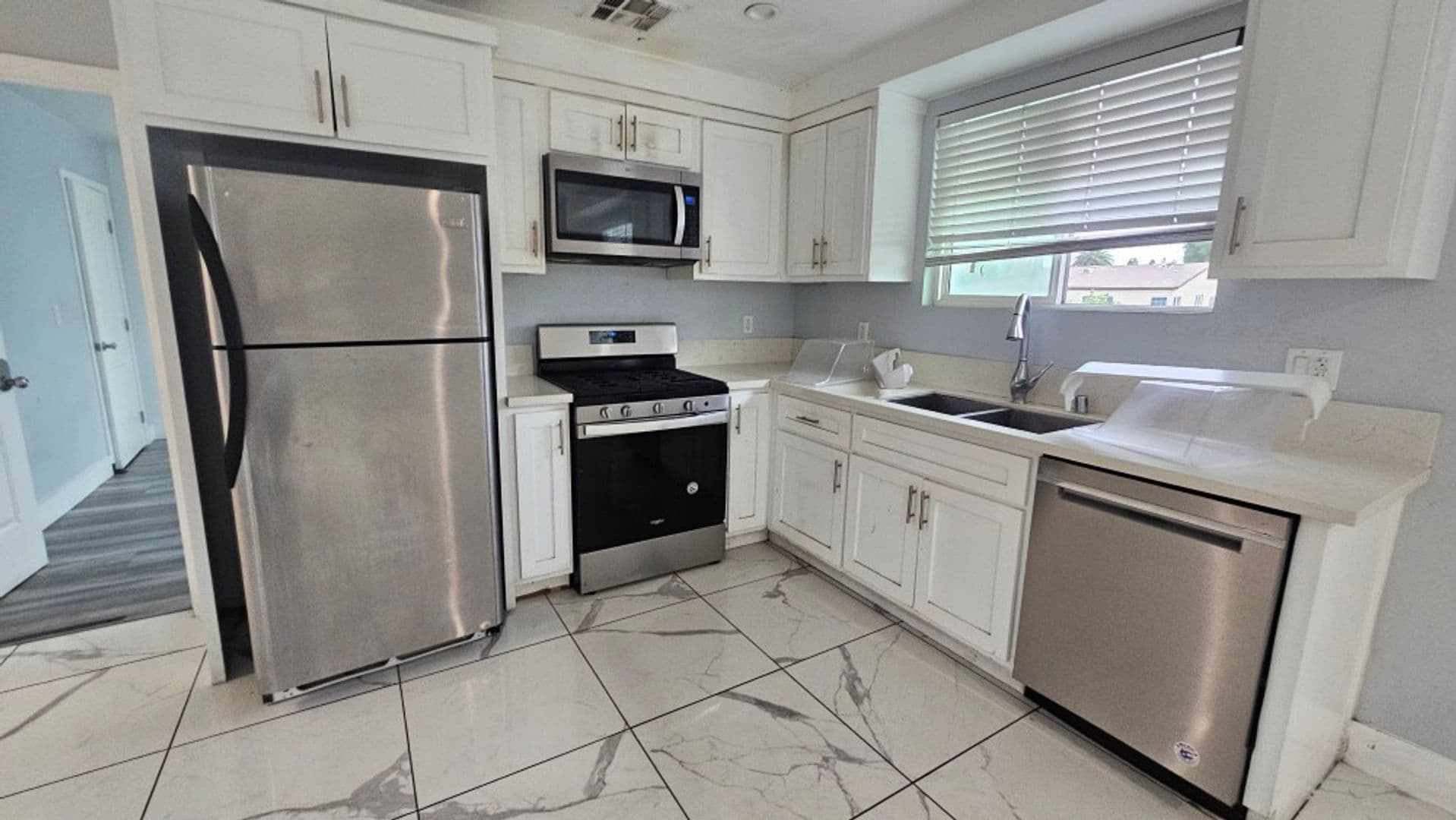 Los Angeles Apartment: 232 E 27th St.