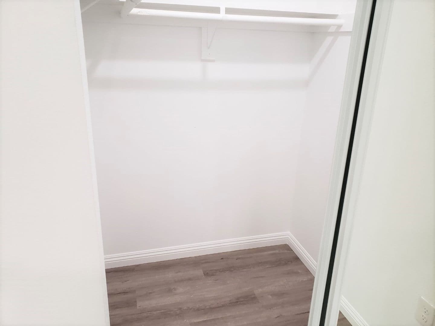 LOS ANGELES Apartment: 4238