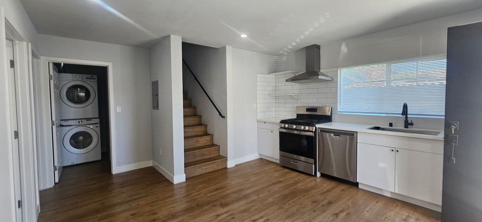 LOS ANGELES Apartment: 926 E 57TH ST
