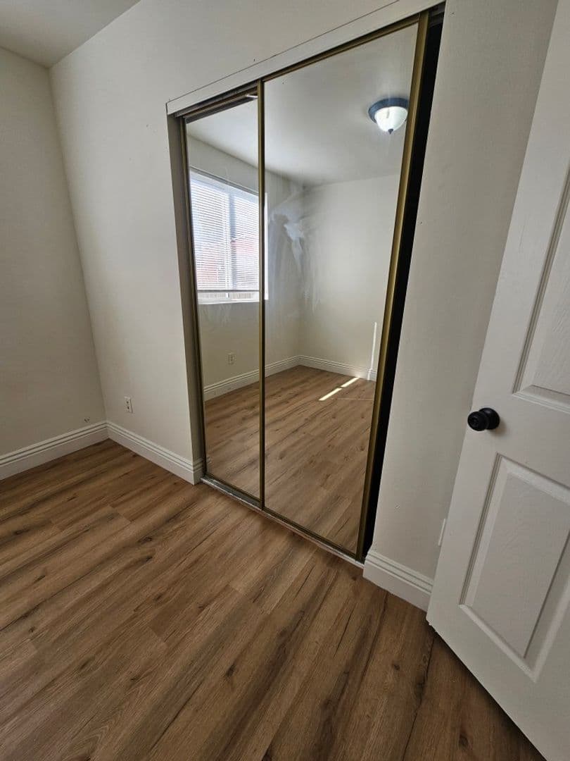 Los Angeles Apartment: 831 e 80th st