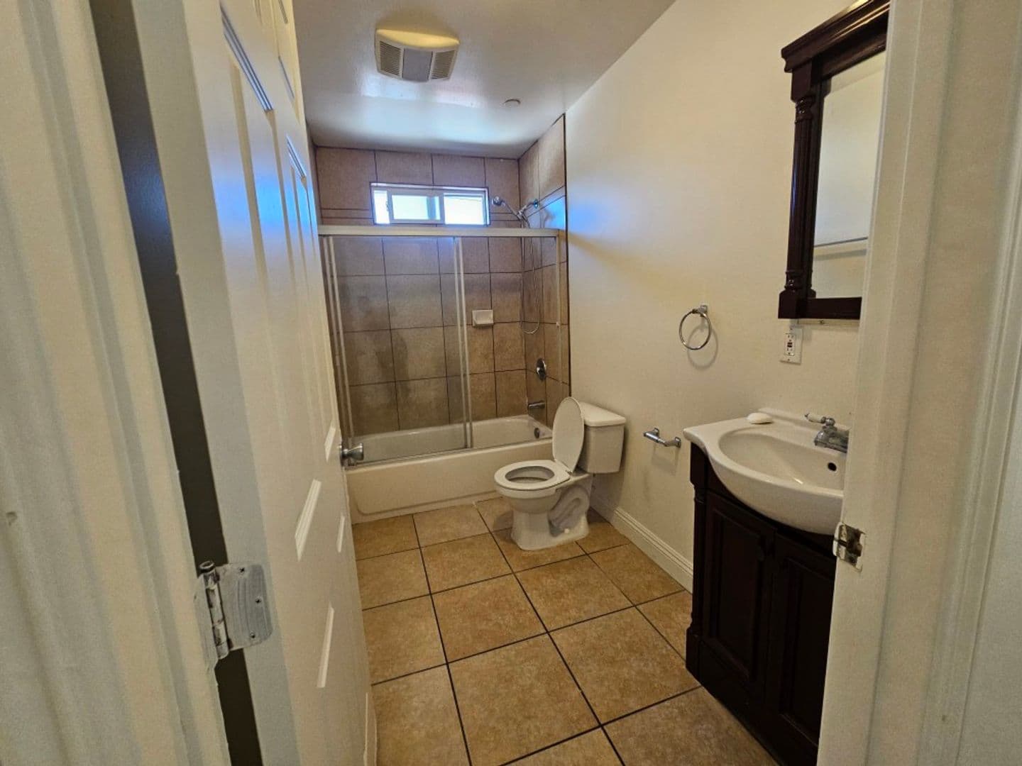 Los Angeles Apartment: 831 e 80th st