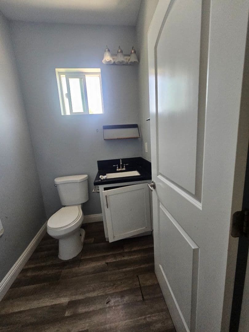 Los Angeles Apartment: 718 W 85TH ST