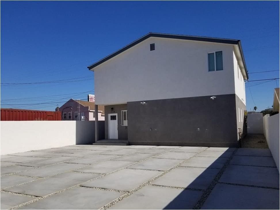 Los Angeles Apartment: 718 W 85TH ST