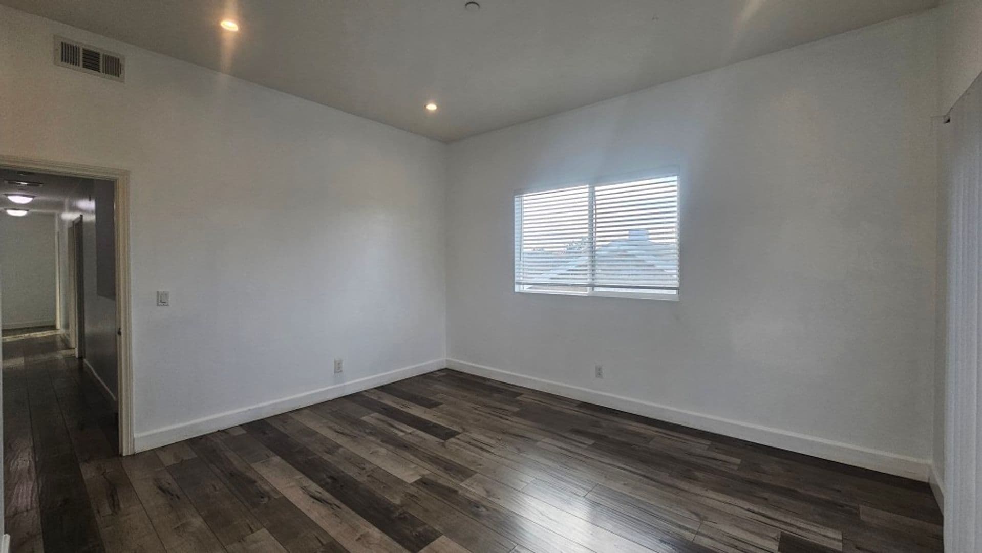 LOS ANGELES Apartment: 866 E 46th St