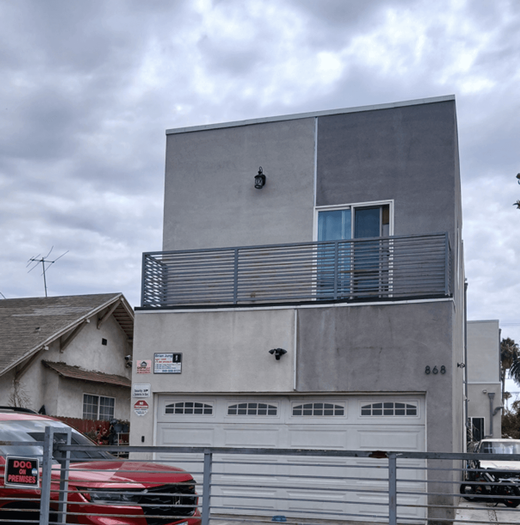 LOS ANGELES Apartment: 866 E 46th St