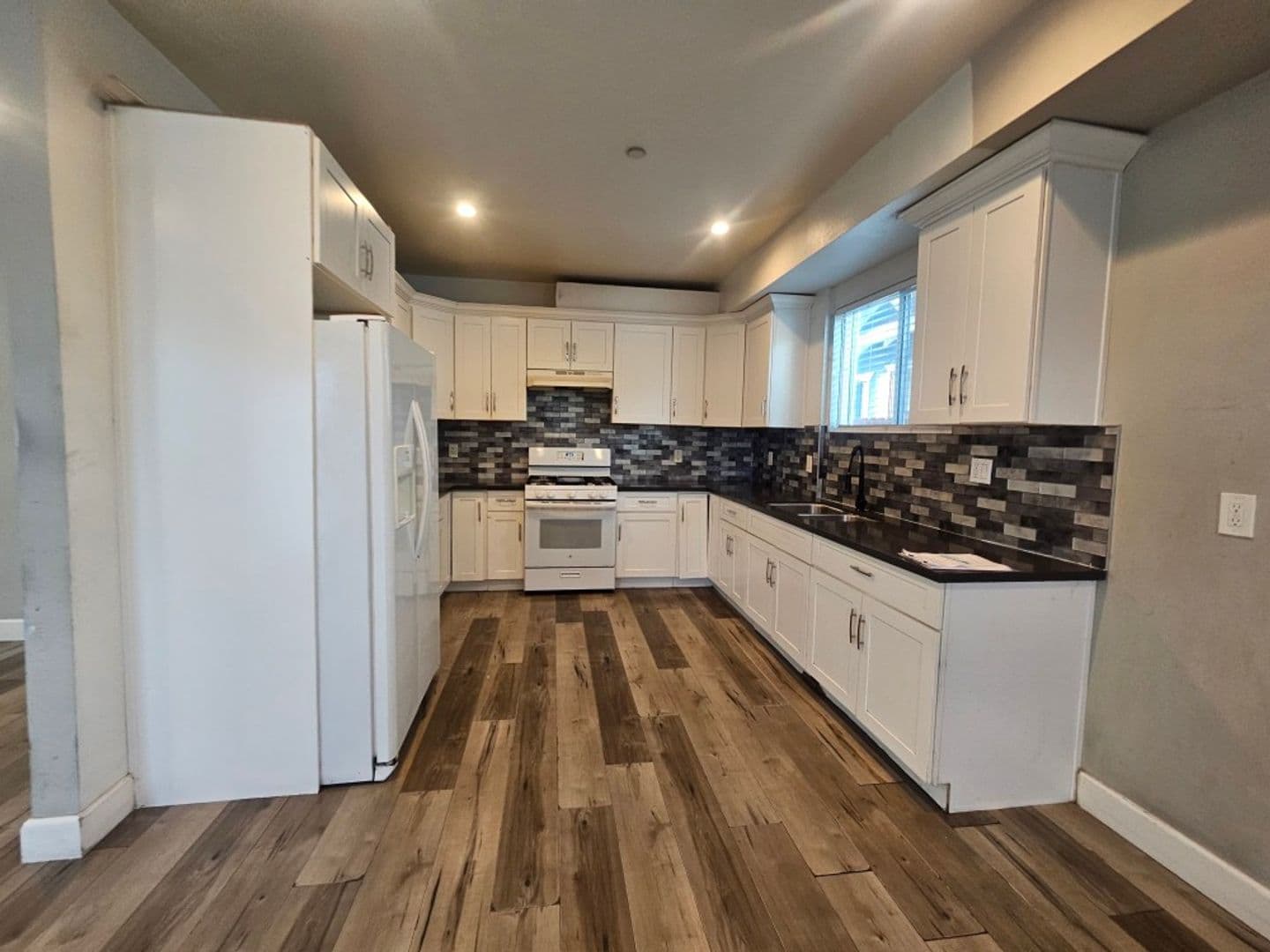 LOS ANGELES Apartment: 122 W 55TH ST