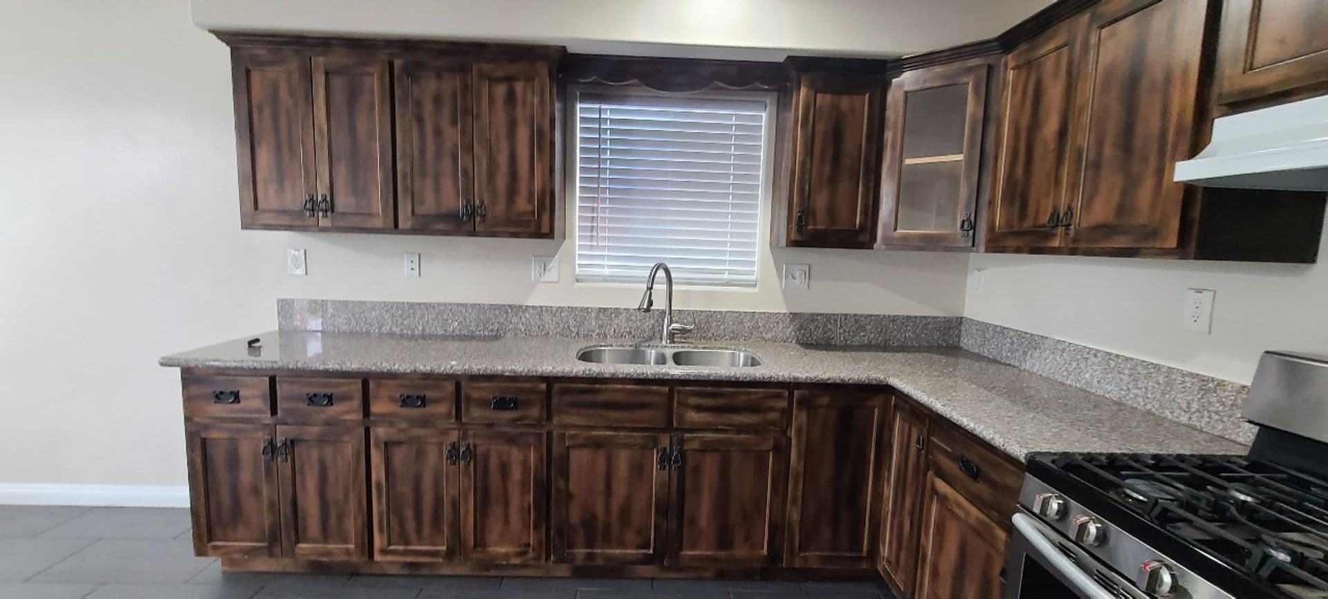 LOS ANGELES Apartment: 1627 E 88TH ST