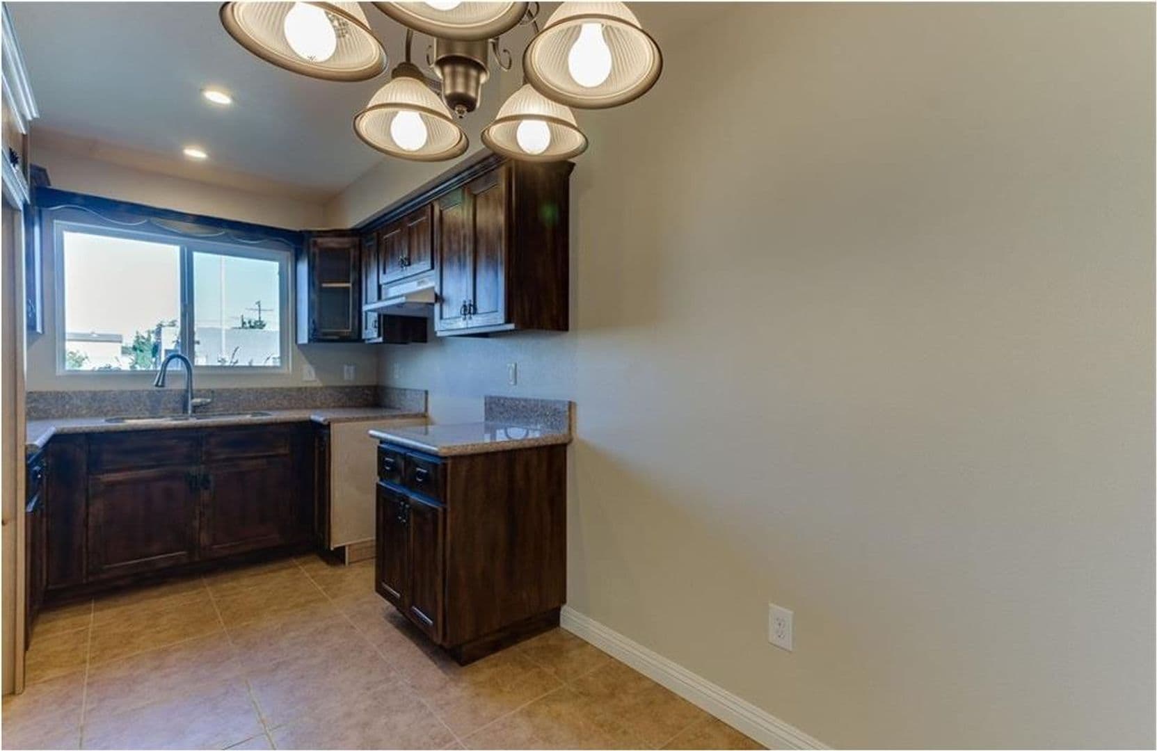 LOS ANGELES Apartment: 1627 E 88TH ST