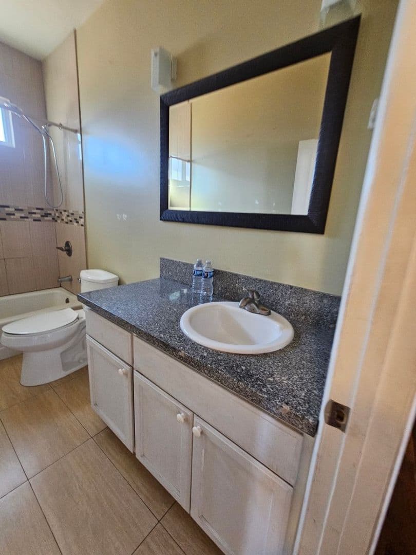 Los Angeles Apartment: 6629 Denver ave