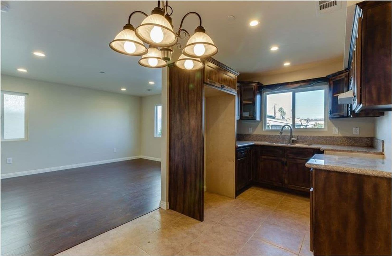 LOS ANGELES Apartment: 1627 E 88TH ST