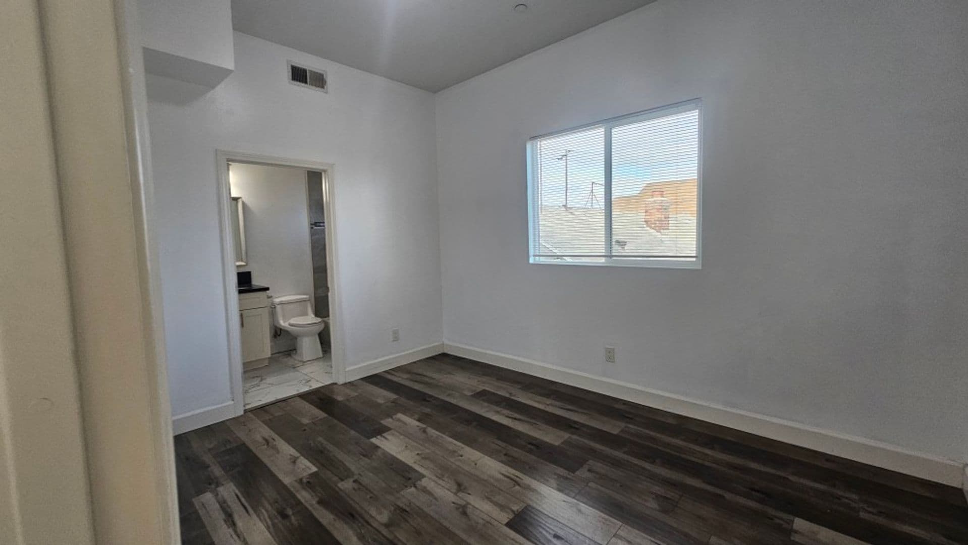 LOS ANGELES Apartment: 866 E 46th St