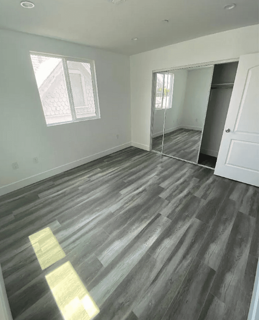 Los Angeles Apartment: 232 E 27th St.