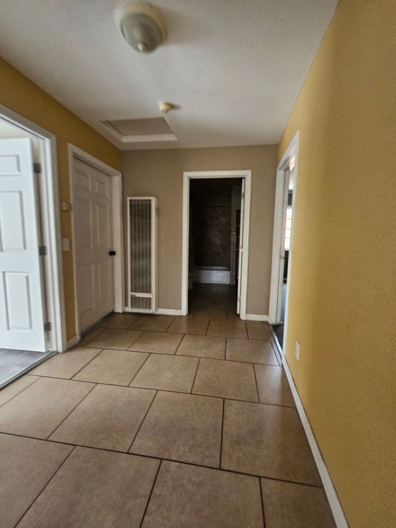 LOS ANGELES Apartment: 1319 E 59TH PL