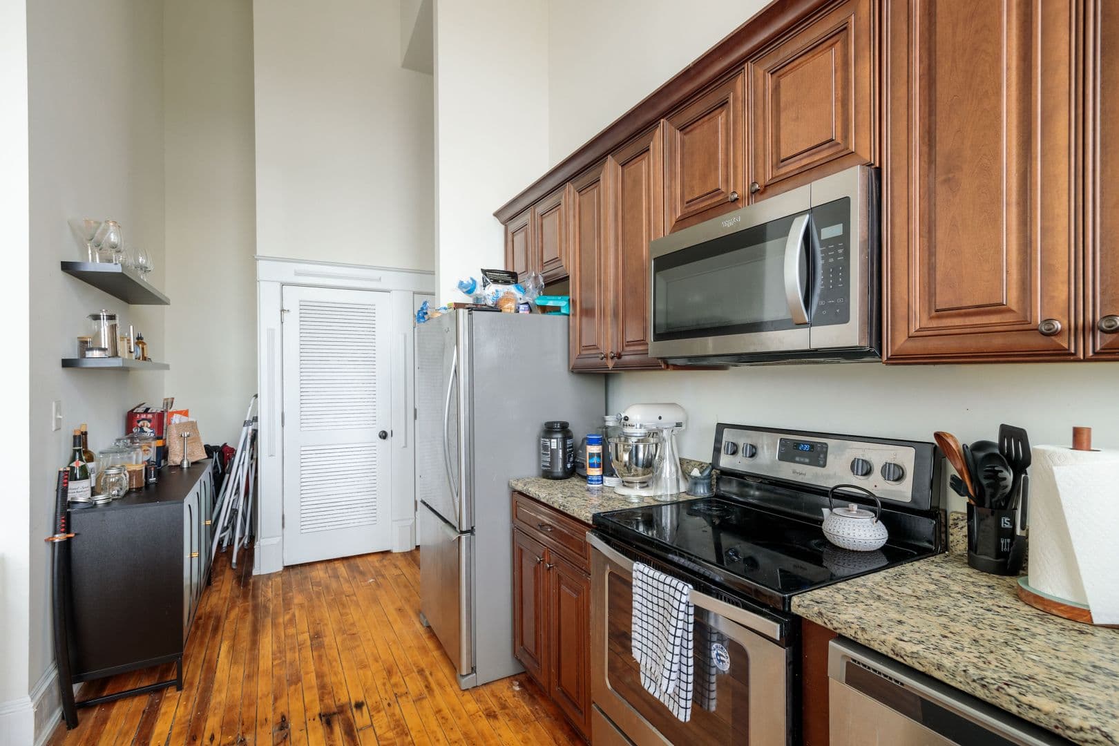 Richmond Apartment: 900 St James St