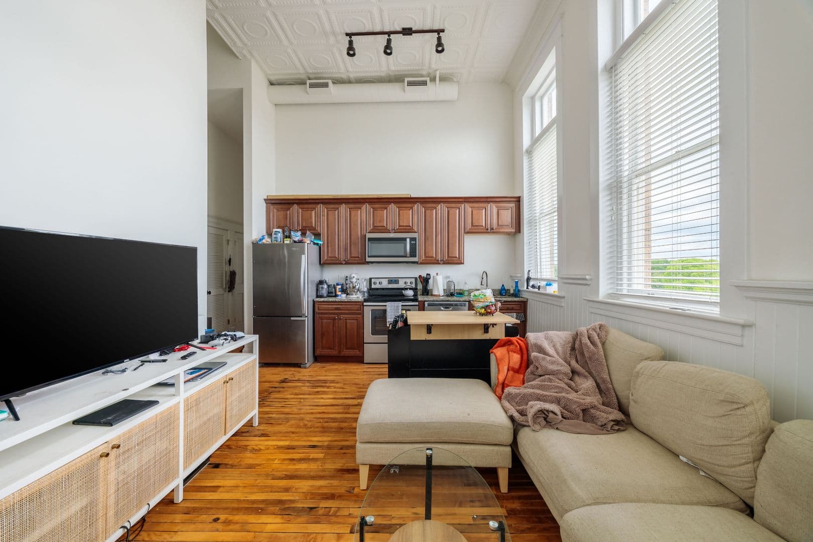 Richmond Apartment: 900 St James St
