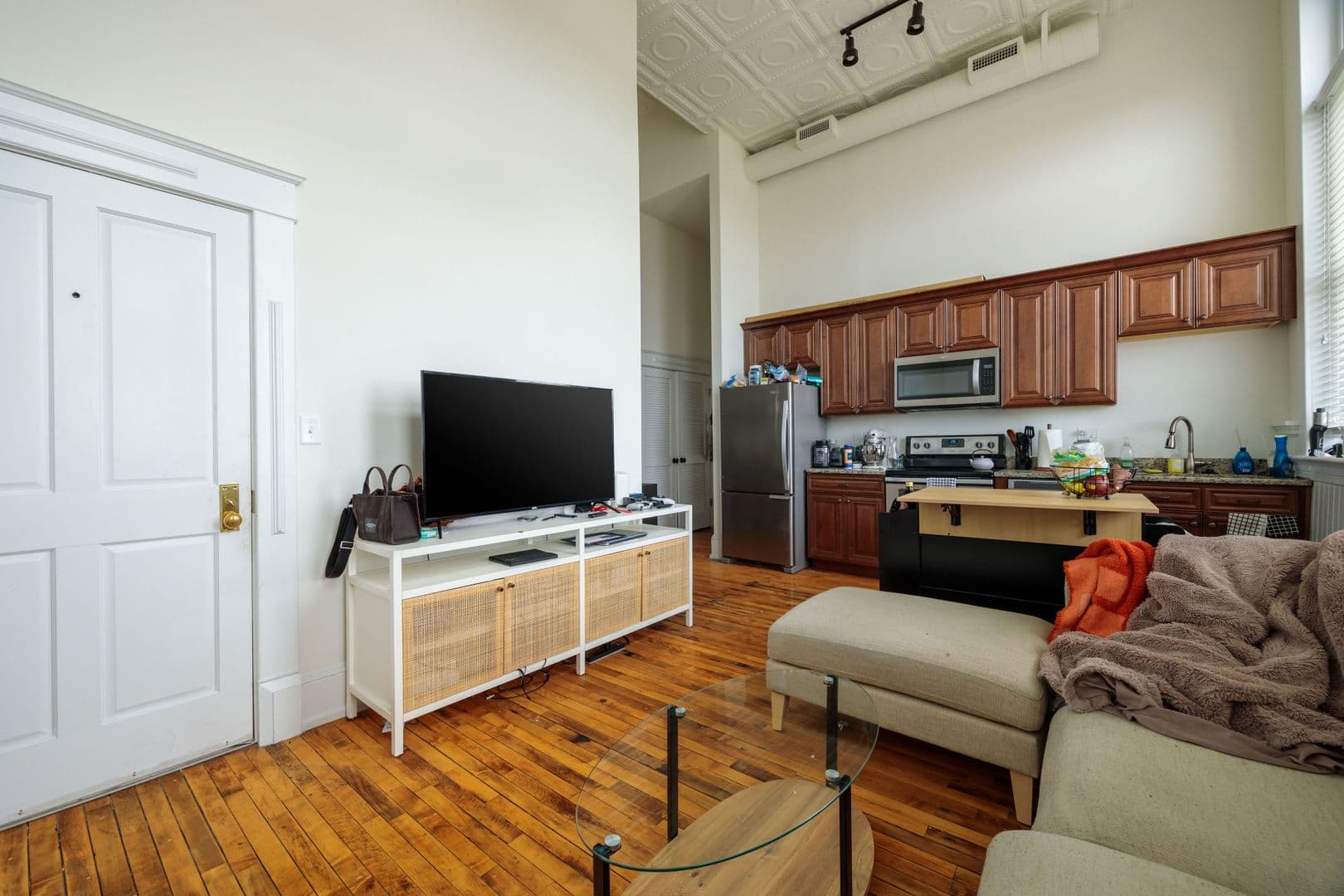 Richmond Apartment: 900 St James St