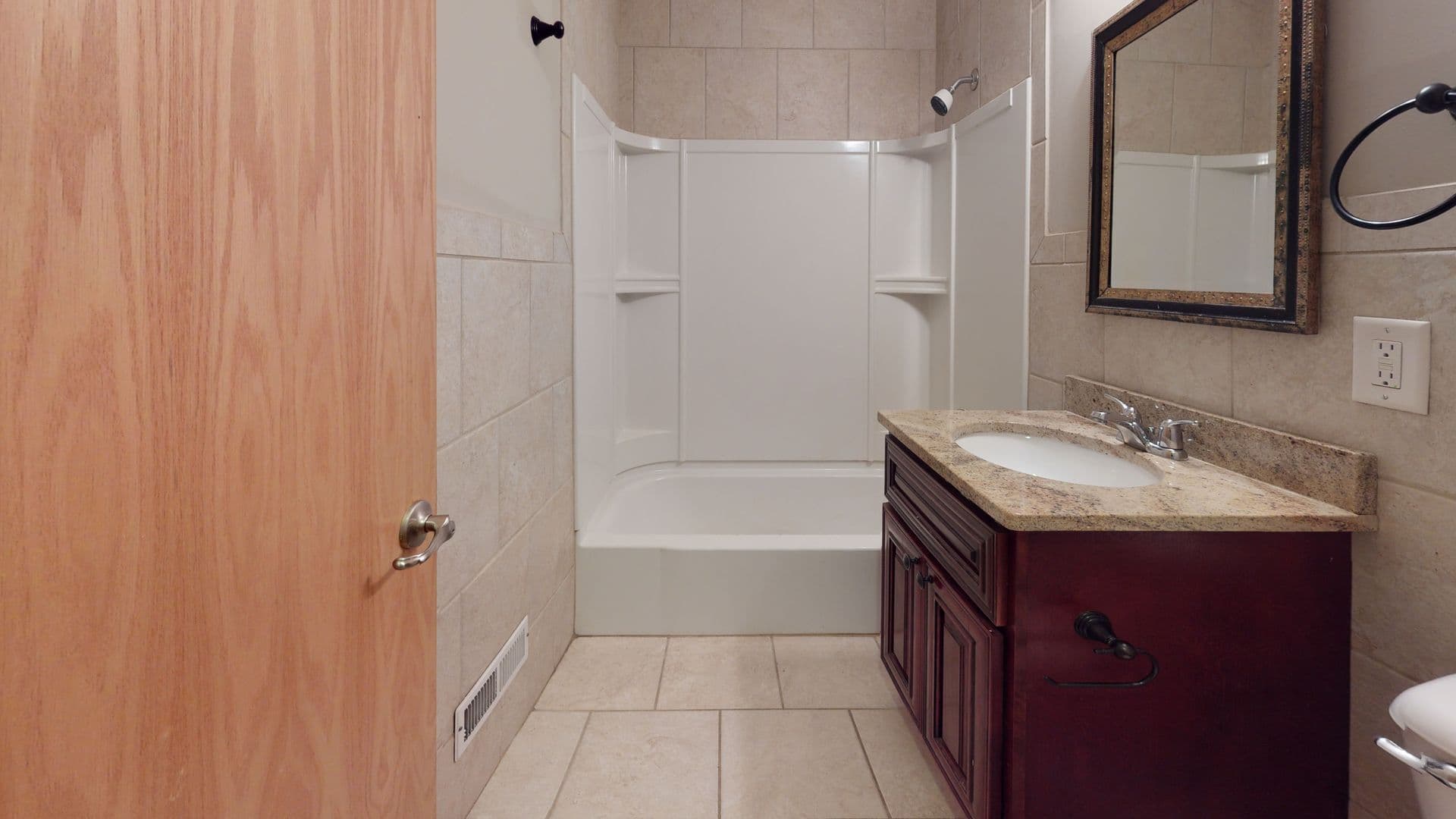 Minneapolis Apartment: 2312 Como Ave SE