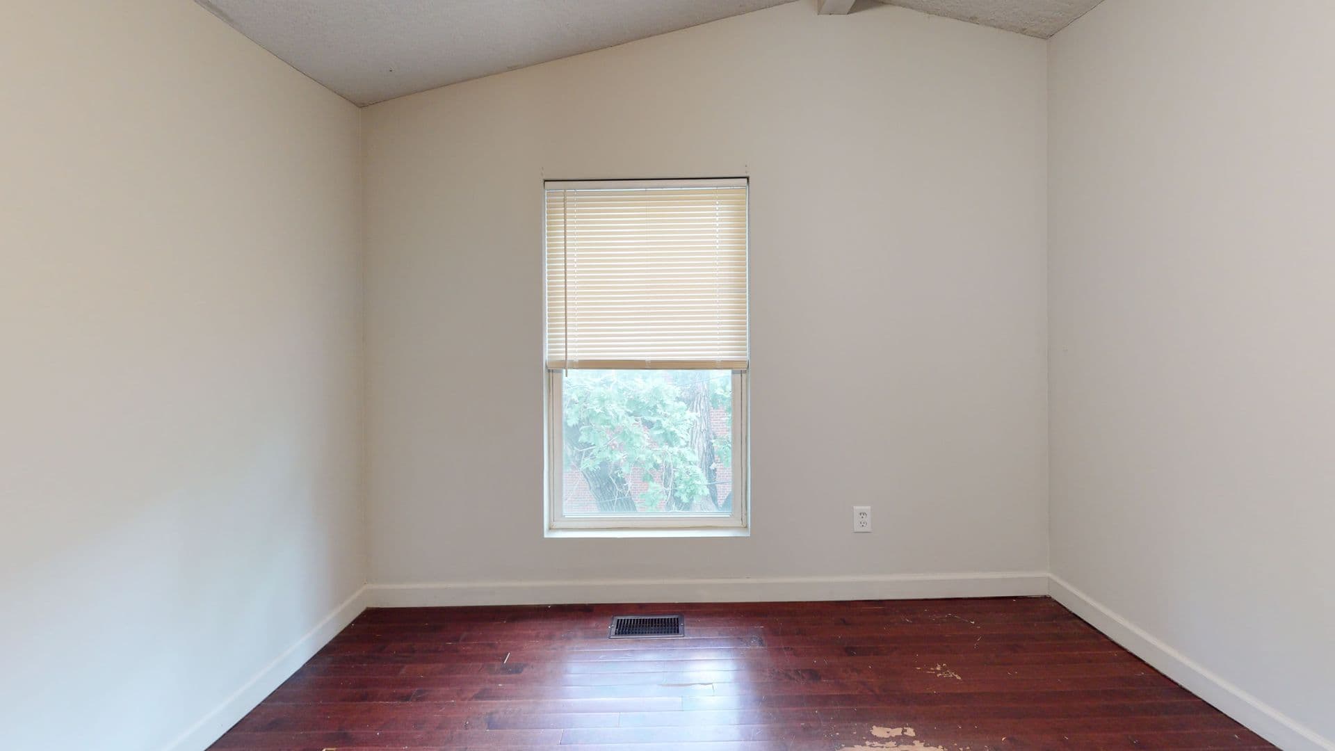 Minneapolis Apartment: 520 12th Ave SE