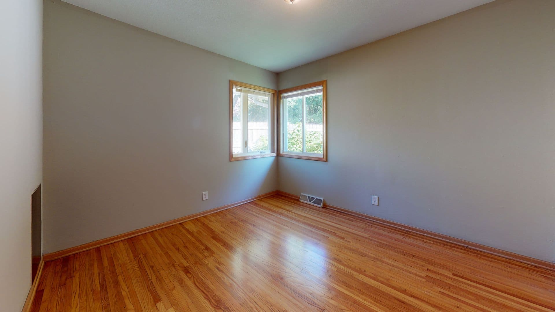Minneapolis Apartment: 2312 Como Ave SE