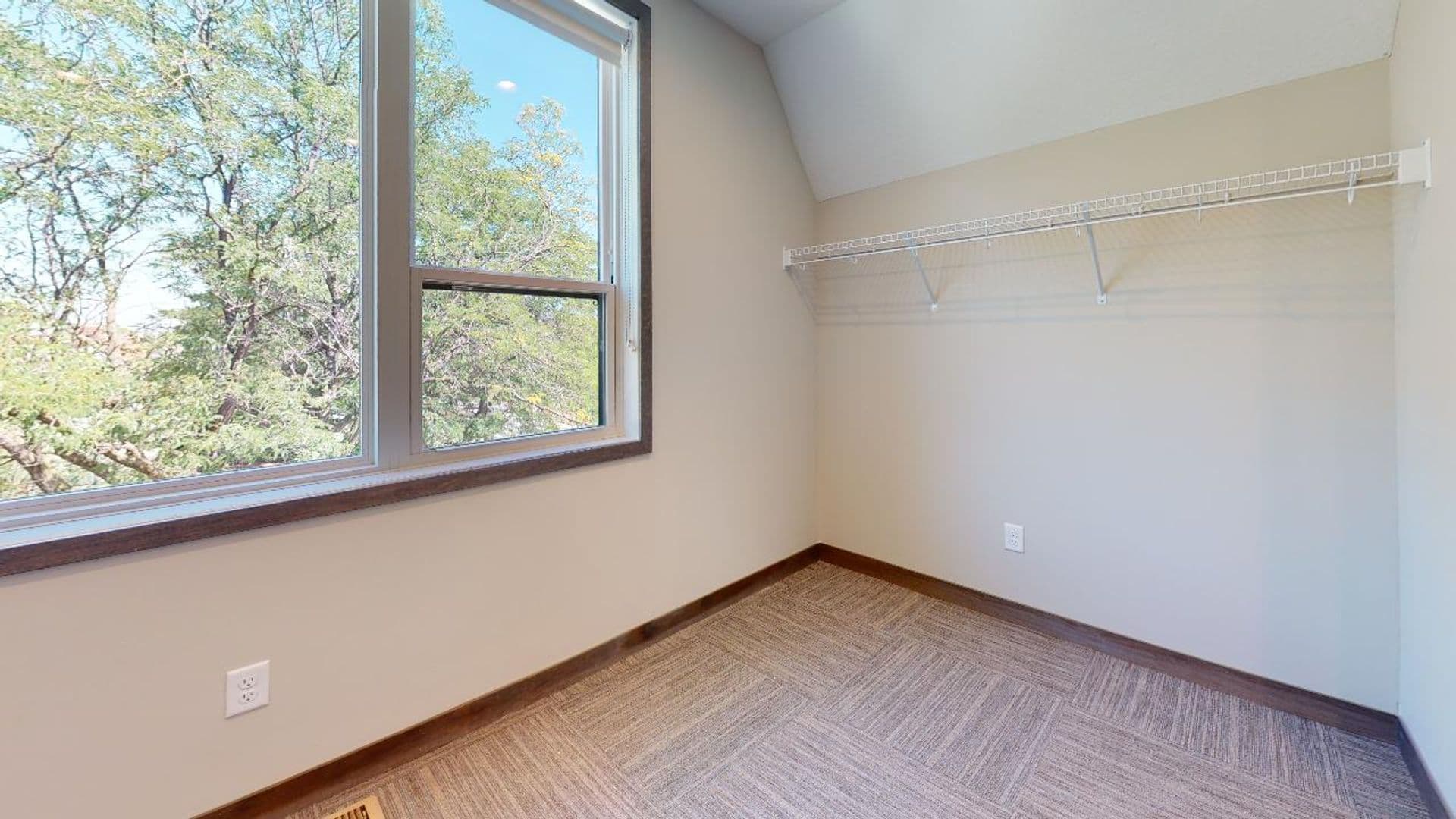 Minneapolis Apartment: 614 11th Ave SE