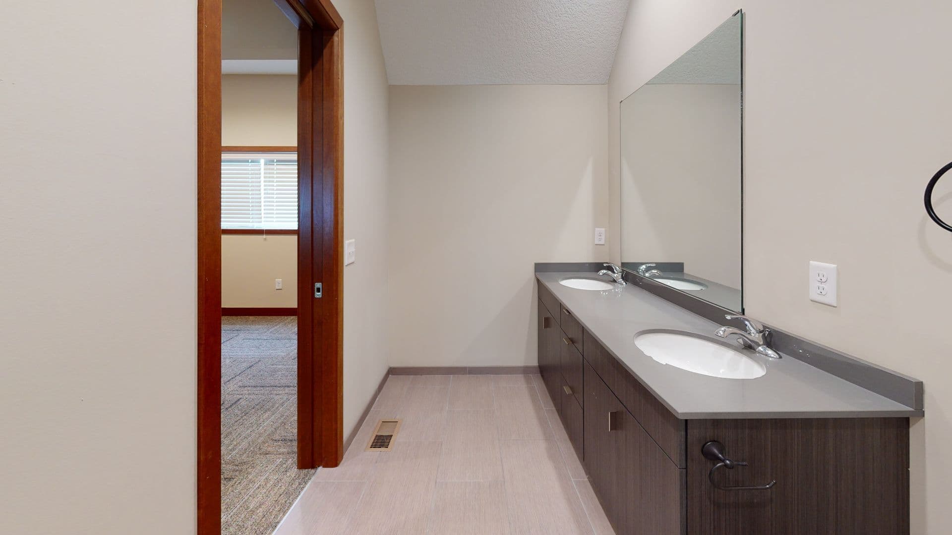 Minneapolis Apartment: 923 6th St SE