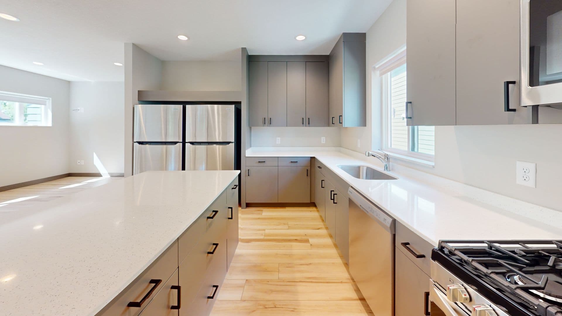 Minneapolis Multiplex: 887 21st Ave SE #1