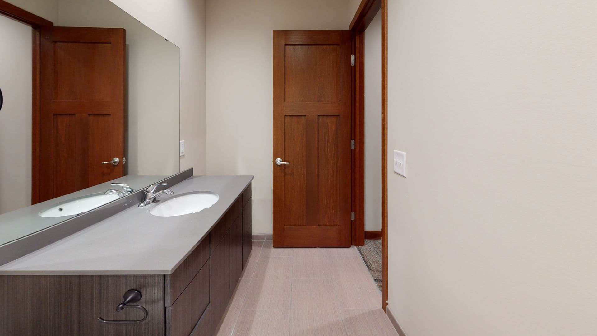Minneapolis Apartment: 923 6th St SE