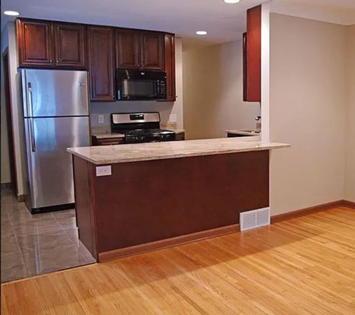 Minneapolis Apartment: 913 22nd Ave SE