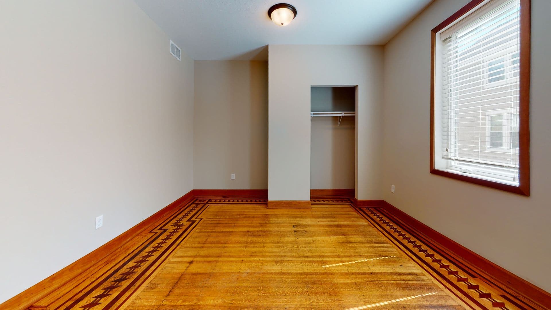 Minneapolis Apartment: 1057 13th Ave SE