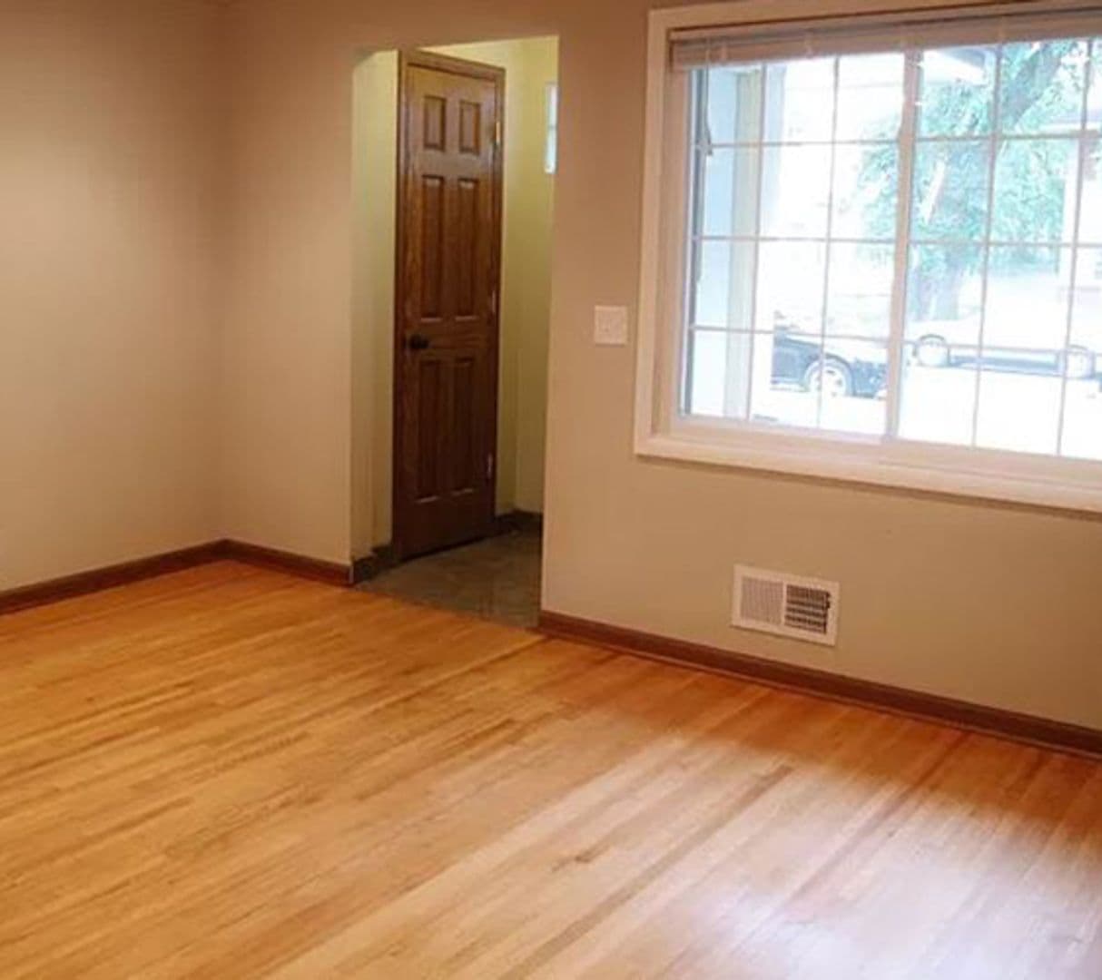 Minneapolis Apartment: 913 22nd Ave SE