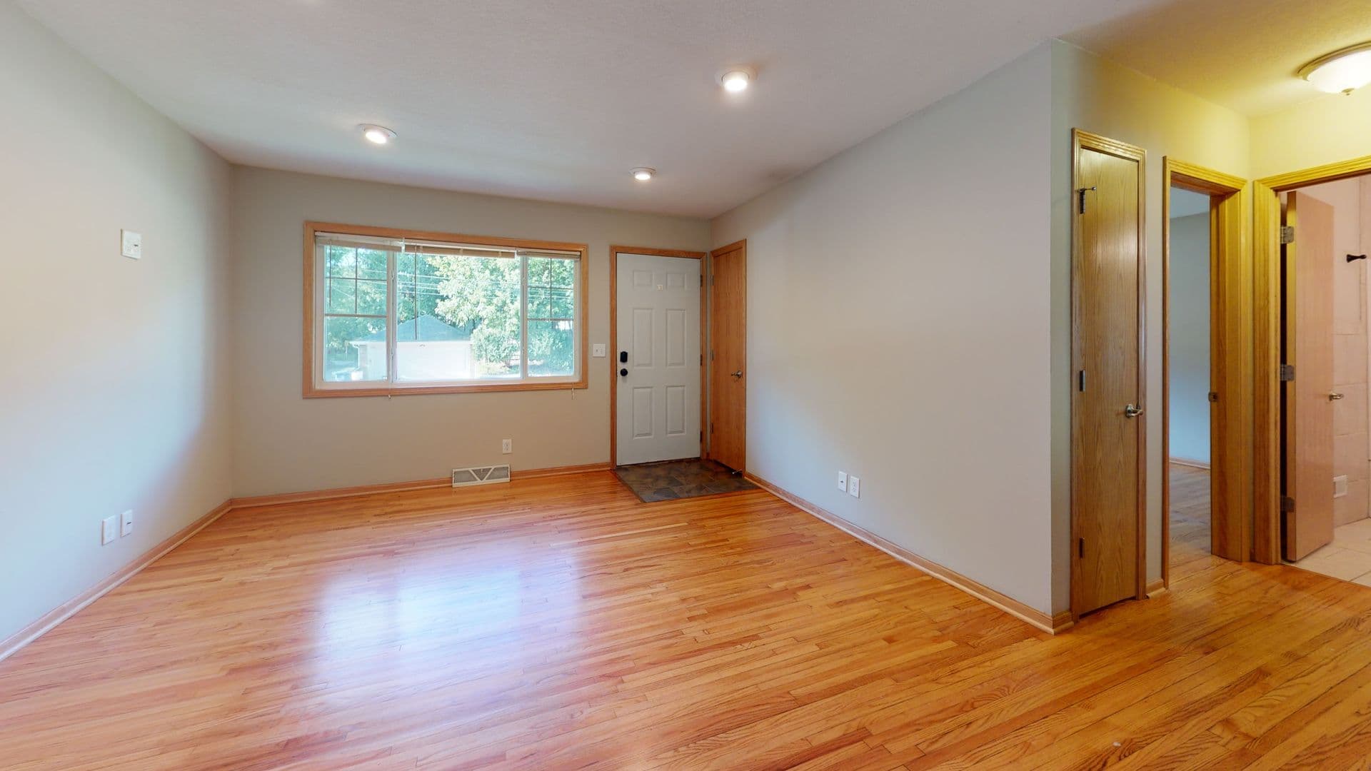 Minneapolis Apartment: 2312 Como Ave SE