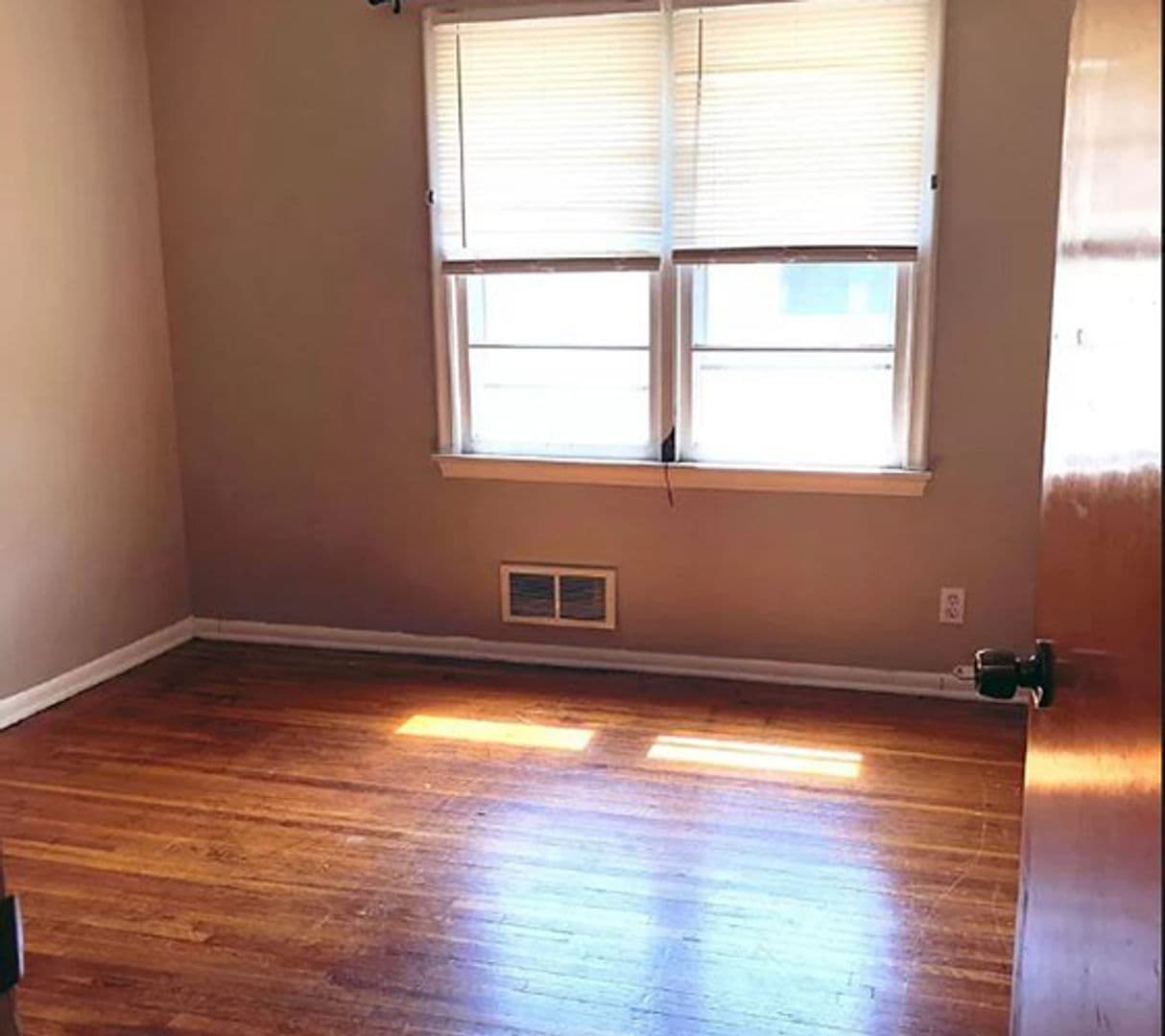 Minneapolis Apartment: 917 22nd Ave SE