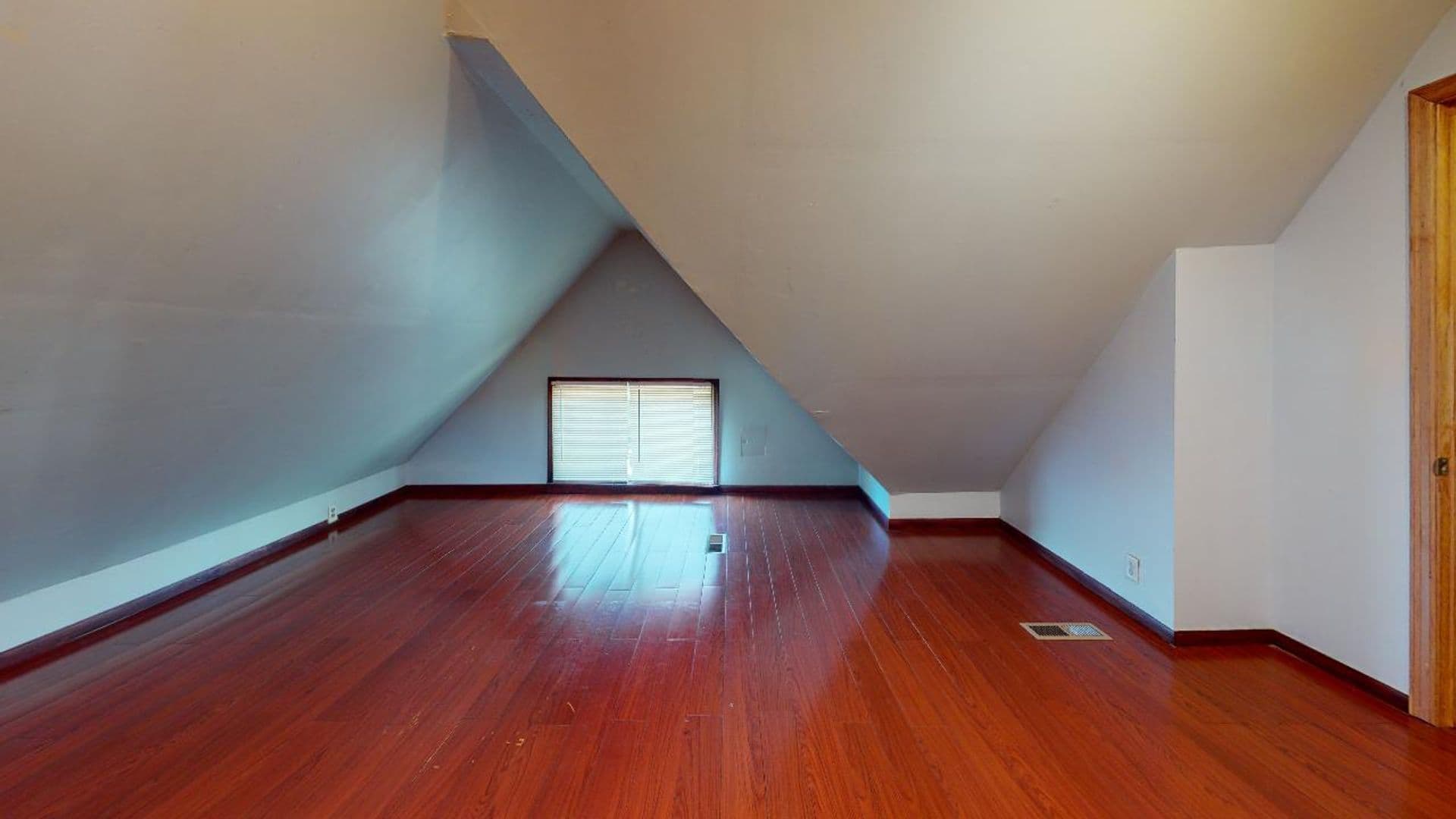 Minneapolis Apartment: 522 12th Ave SE