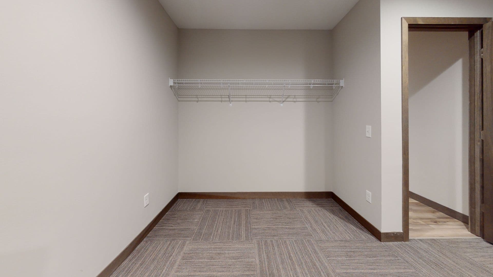 Minneapolis Apartment: 1806 Como Ave SE