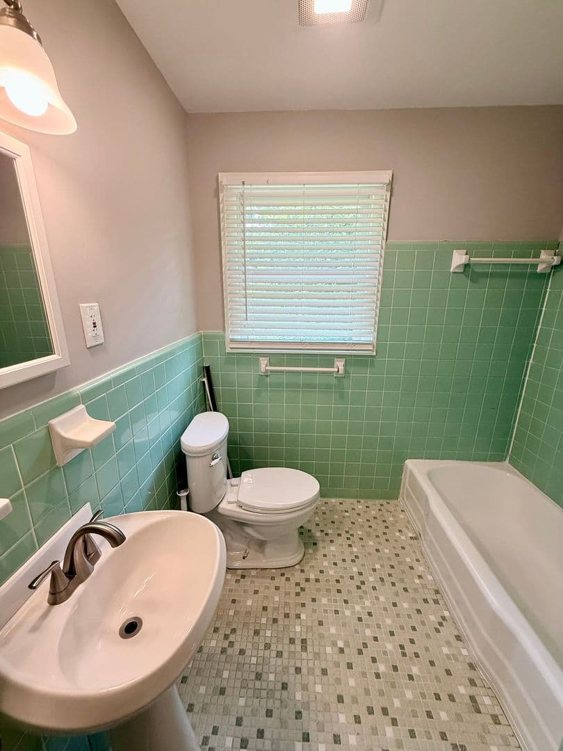 Athens Apartment: 165 Conrad Dr.