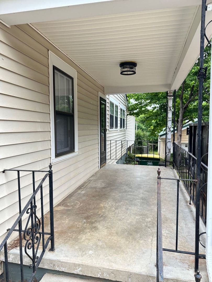 Athens House: 142 S. Poplar St.