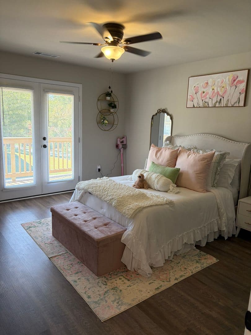 Athens House: 270 Bella Way