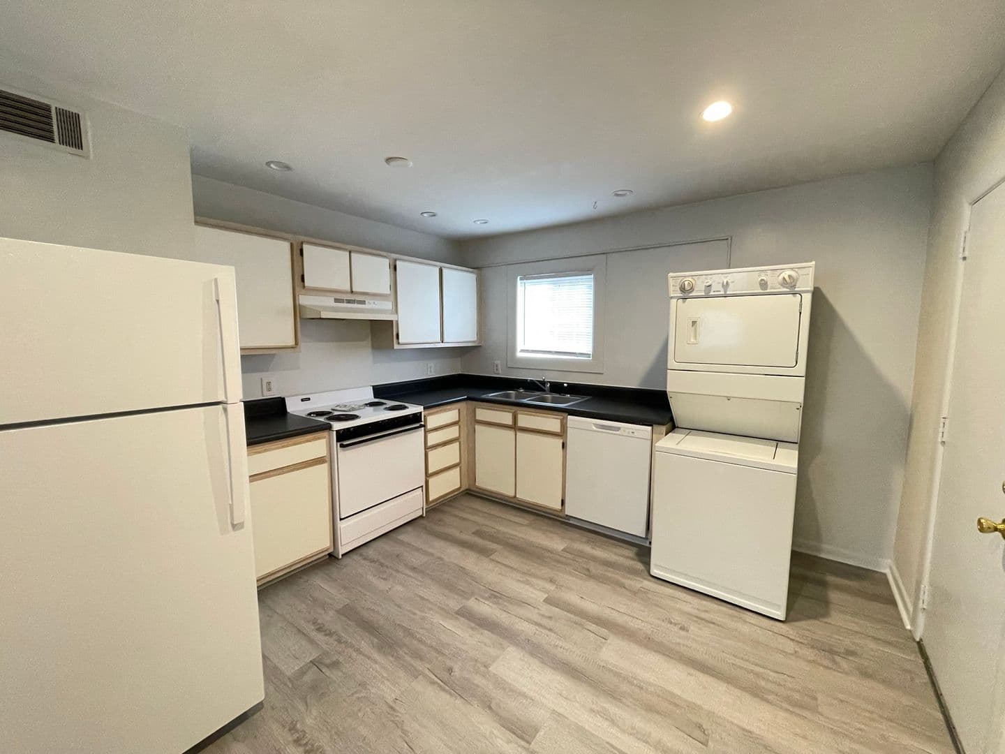 Athens Apartment: 136 Grady Ave.