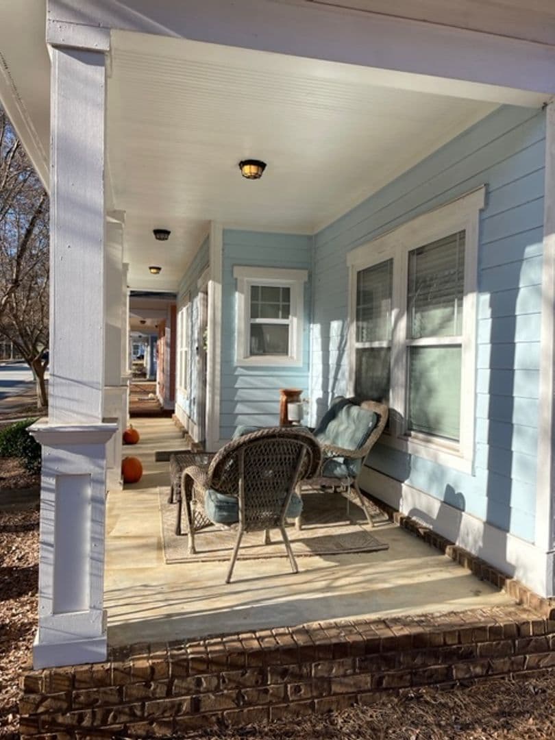 Athens House: 125 Magnolia Bluff Dr.