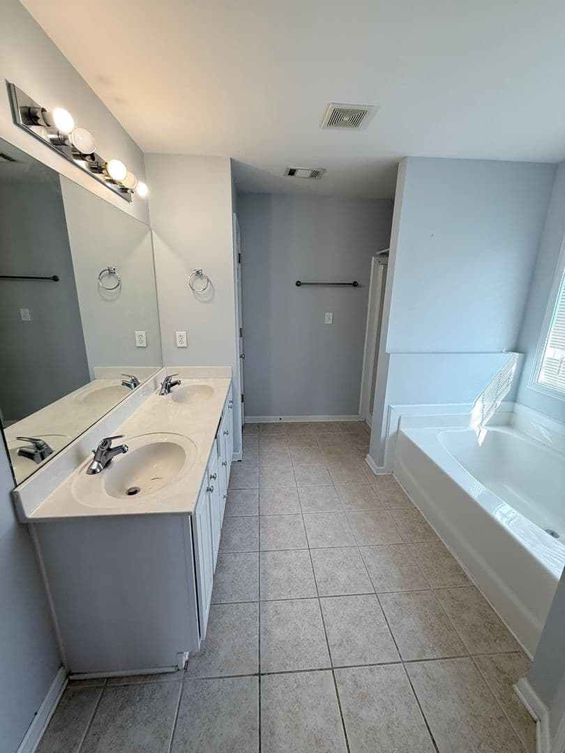 Athens House: 255 Wiltshire Dr