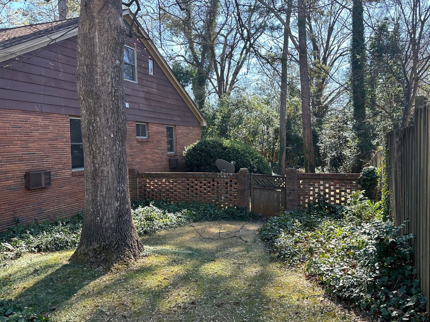 Athens House: 190 Hardin Dr