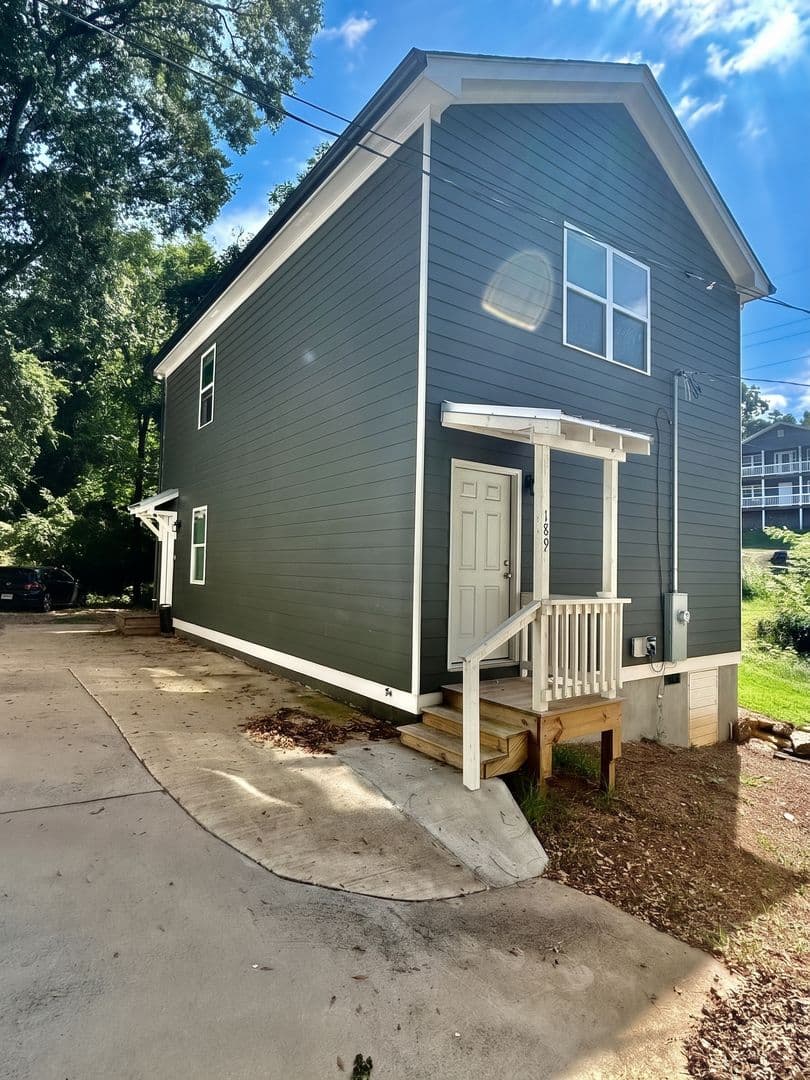 Athens House: 189 Strickland Ave.