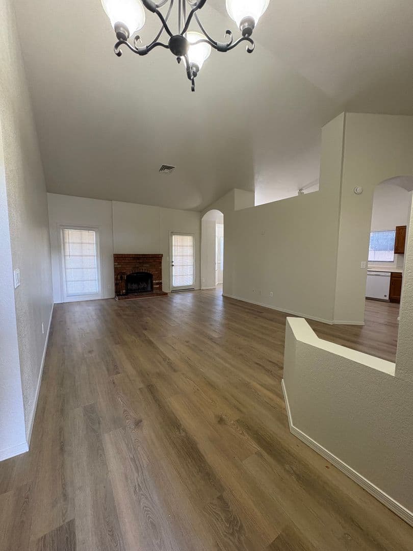 Gilbert House: 1518 W Antiqua Dr