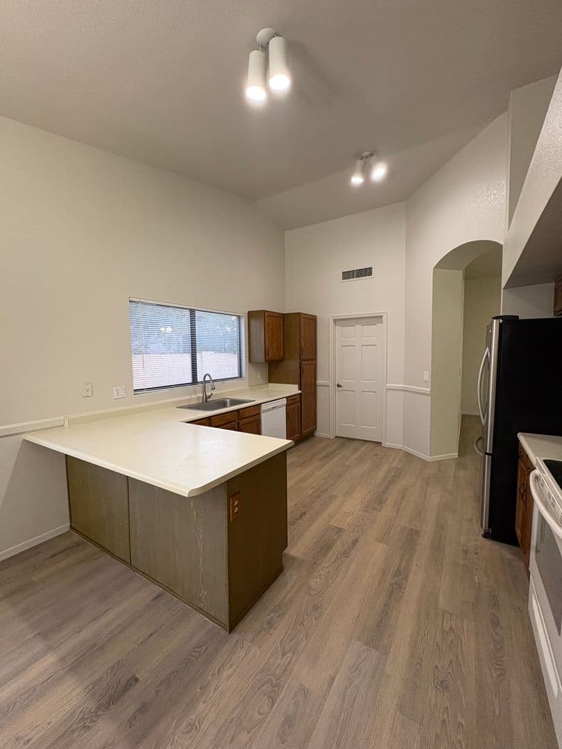 Gilbert House: 1518 W Antiqua Dr
