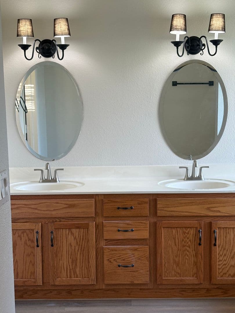 Gilbert House: 1518 W Antiqua Dr
