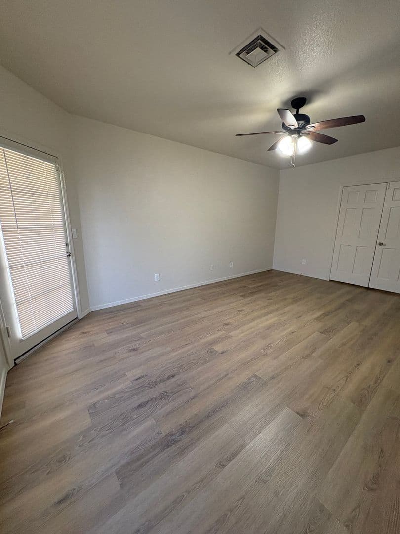 Gilbert House: 1518 W Antiqua Dr