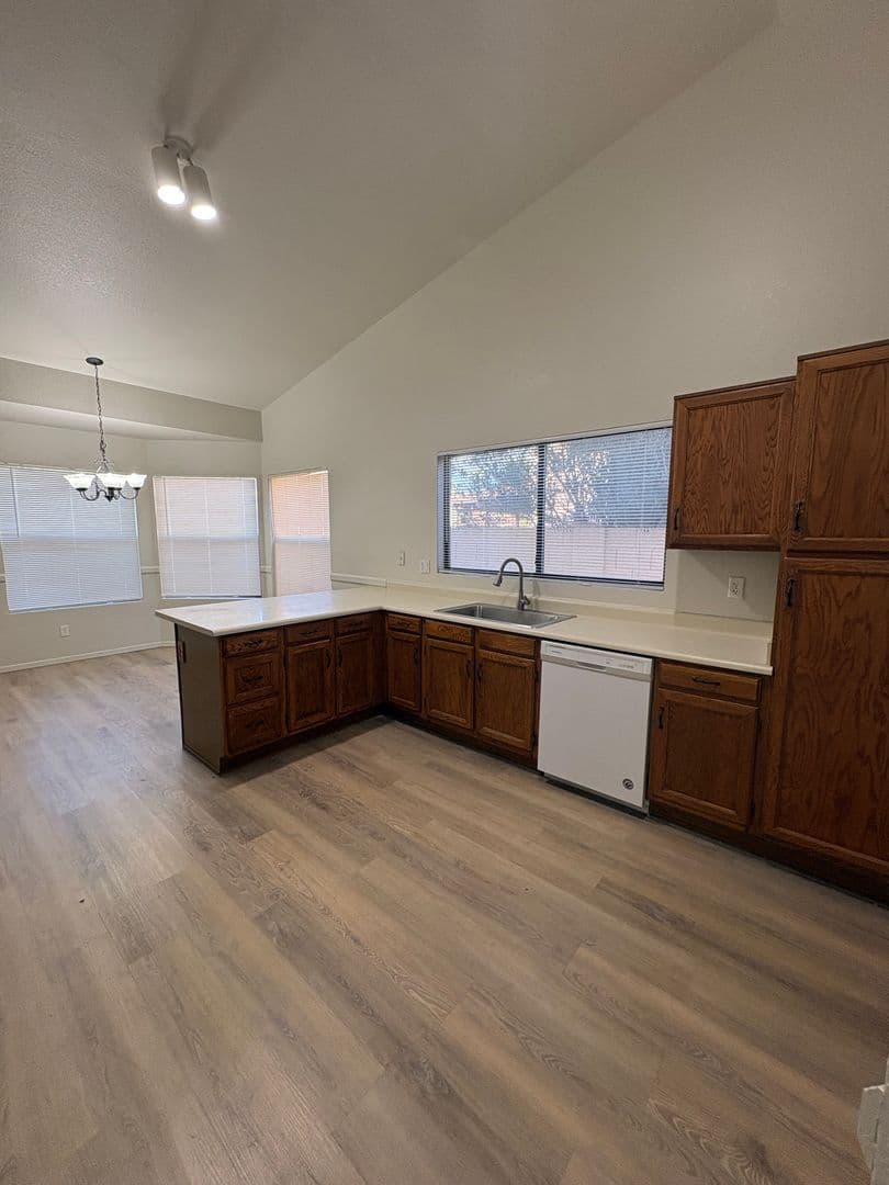 Gilbert House: 1518 W Antiqua Dr