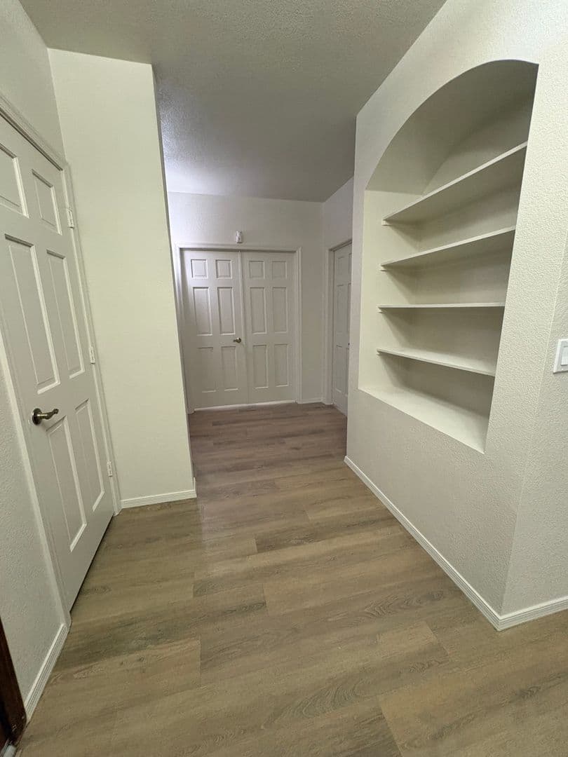 Gilbert House: 1518 W Antiqua Dr