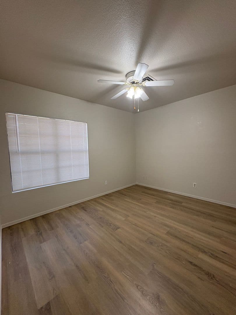 Gilbert House: 1518 W Antiqua Dr